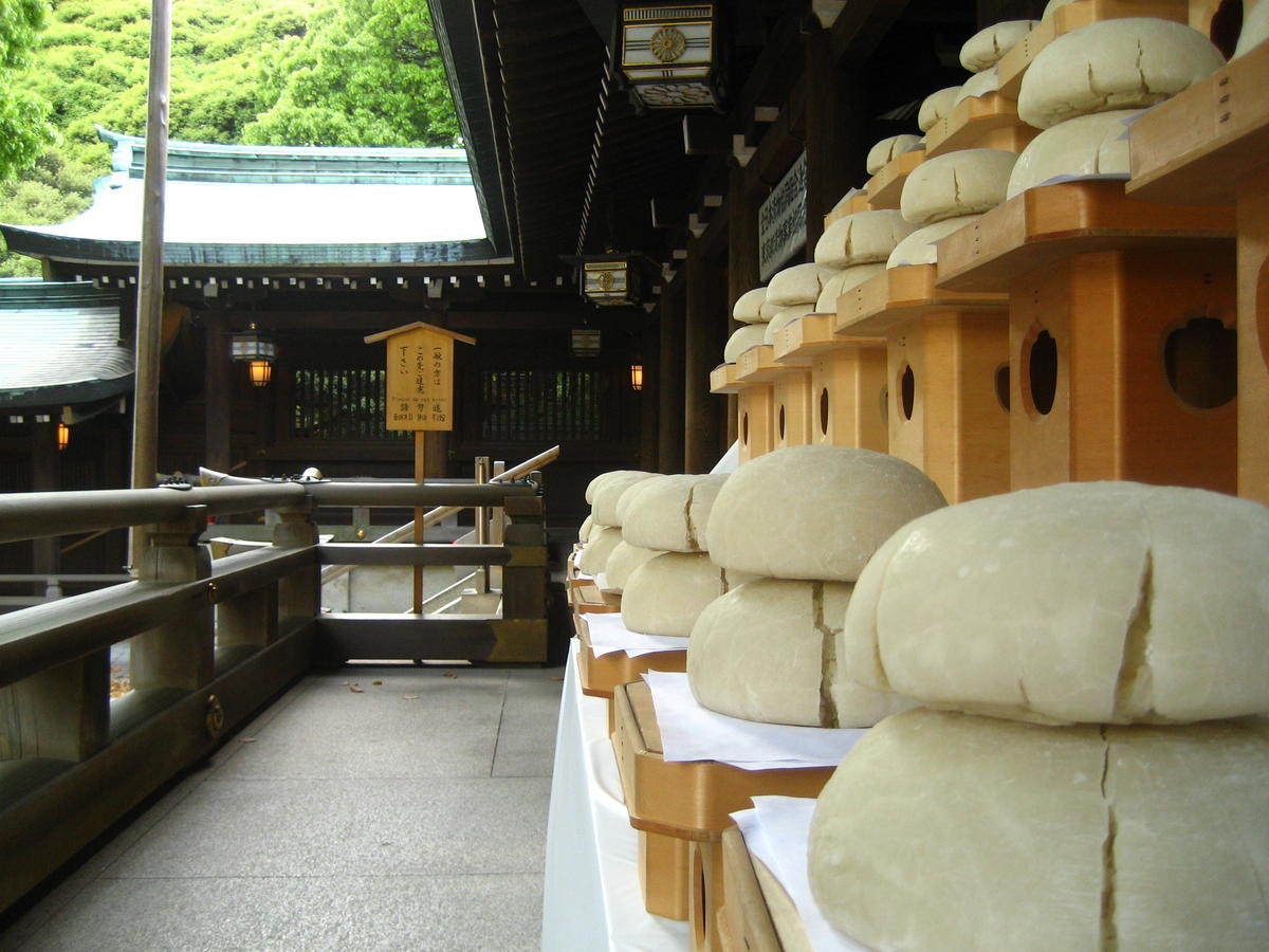 Mochi offering at Meiji Shrine